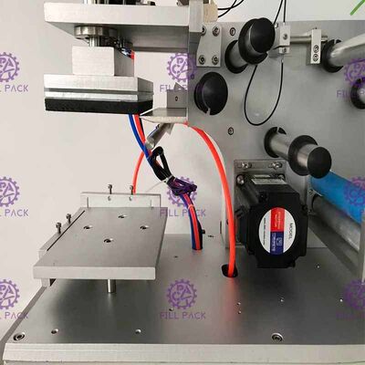 Kare Düz Şişe Etiketleme Makinesi 2000BPH Kavanozlar Yapışkanlı Etiket Yarı Otomatik