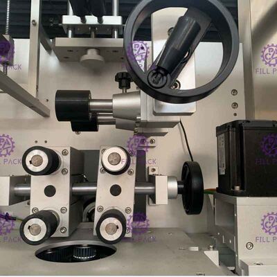 Çift Sürüş Dört Bıçakları Panasonic Driver Yüklü Şişe Etiketleme Makinası