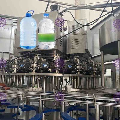 PLC Kontrol Yüksek Hızlı Otomatik Su Plastik / PET Şişe İçin Dolum Makinesi