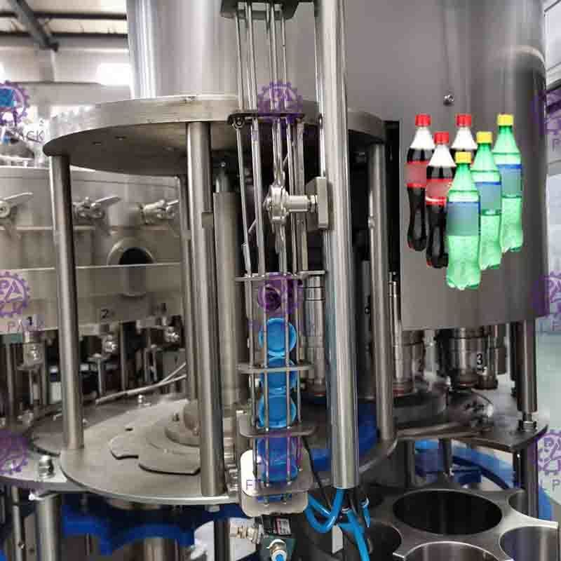 PET Plastik Cam 3 In 1 Monoblok Gaz İçecek İçecek Su Şarap Şişeleme Makinesi / Ekipman / Hat / Bitki / Sistem
